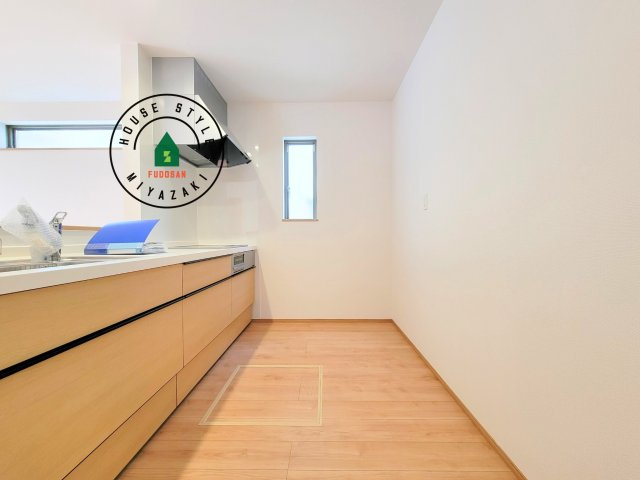 宮崎市本郷南方第1-1棟（1号棟）のキッチン|ダイニングテーブルへの配膳がラクラク、お料理はかどるカウンター付きシステムキッチン！