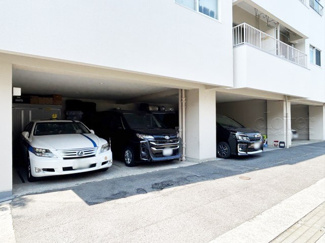 【駐車場】 | マンションの駐車場スペース。空きの有無や駐車料金、サイズ規定などについては、改めてお問い合わせください。～即日のご見学可能～　お問合せはお気軽にどうぞ。