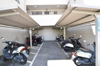 【駐車場】 | バイク置き場。空き区画の有無や駐輪料金、サイズおよび排気量規定などについては、改めてお問い合わせください。～即日のご見学可能～　お問合せはお気軽にどうぞ。
