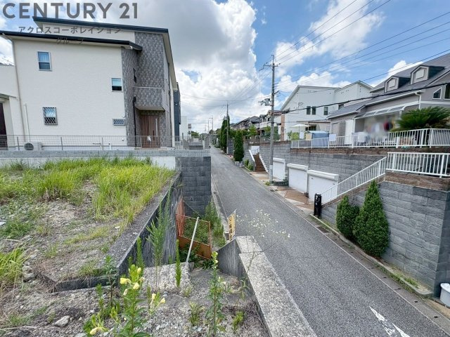 高台・南向きの道路に面しており陽当り良好です。
