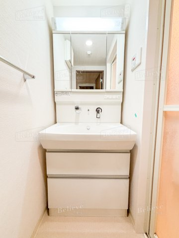 グランシャリオ諏訪野の洗面所|綺麗で明るい洗面所です☆