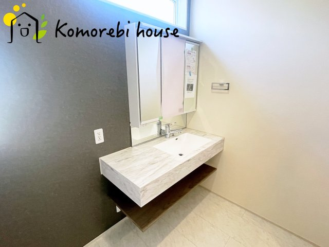 上尾市久保　新築一戸建て　ブルーミングガーデン　01の独立洗面台|使いやすい独立洗面台です