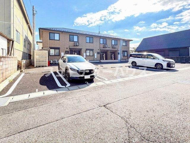 アジュール大成町の駐車場