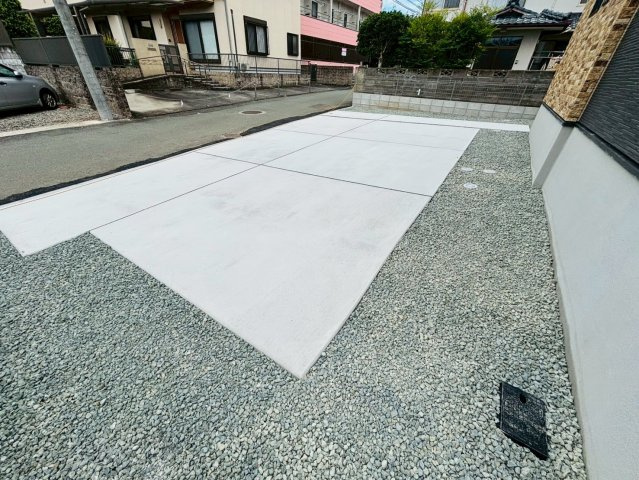 ケイアイグレイス／中央区/黒髪1期／１号棟の駐車場|並列駐車、最大5台可能です☆砂利部分に駐車すると最大5台可能です！