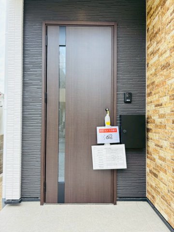 ケイアイグレイス／中央区/黒髪1期／１号棟の玄関|スタイリッシュなデザインです！玄関ドアのスリットで採用も！