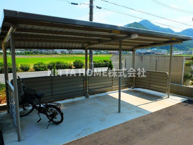 サニーヒル北山のその他共用部分|屋根付きの駐輪場は無料です！