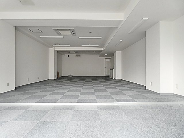 東名ビルディングの居間・リビング|フロア、タイルカーペット貼り