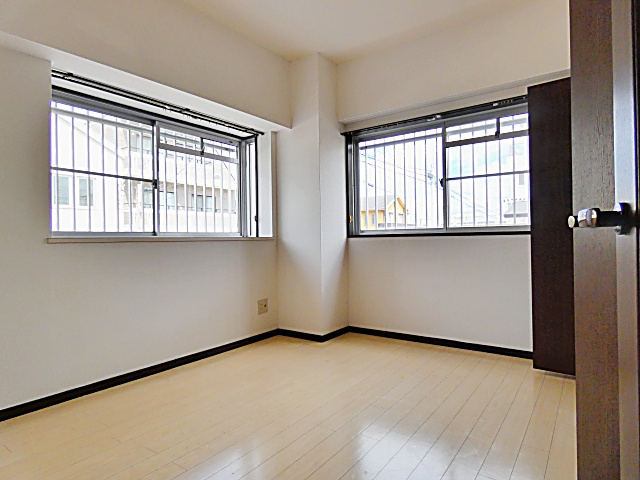 シャンポール高社の洋室|落ち着いた色調の洋室です