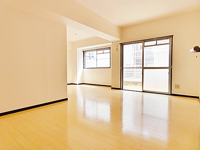 シャンポール高社の居間・リビング|こちらのリビングで趣味の時間をお楽しみください