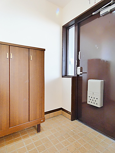 シャンポール高社の玄関|収納もある玄関です