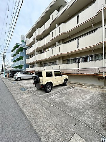 ハイツ白山の駐車場|駐車場があるので、車を買う予定の方も安心です