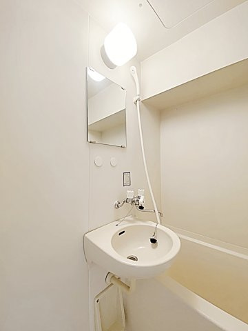 ジュネス富が丘の独立洗面台|独立洗面台、小物を置くことができて便利です