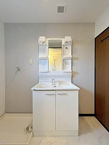 バトー・プレジールの独立洗面台|朝の支度にも助かる、独立の洗髪洗面化粧台