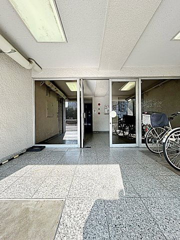 近藤マンションのエントランス|建物の内部です