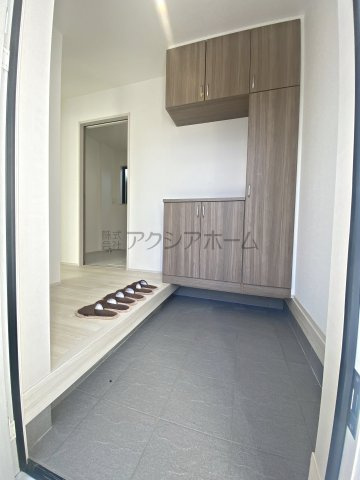 入間市黒須2丁目・全1棟　新築一戸建　～駅徒歩9分・角地～の玄関