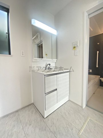 入間市黒須2丁目・全1棟　新築一戸建　～駅徒歩9分・角地～の独立洗面台