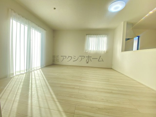 入間市黒須2丁目・全1棟　新築一戸建　～駅徒歩9分・角地～の居間・リビング