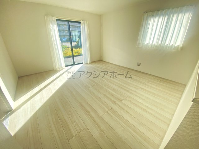 入間市黒須2丁目・全1棟　新築一戸建　～駅徒歩9分・角地～の居間・リビング