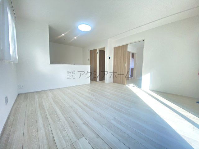 入間市黒須2丁目・全1棟　新築一戸建　～駅徒歩9分・角地～の居間・リビング|様々なインテリアに馴染む、白を基調とした明るい内装です。