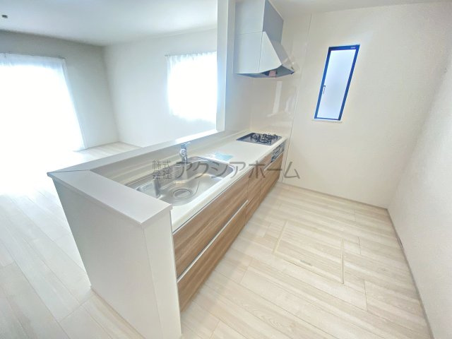 入間市黒須2丁目・全1棟　新築一戸建　～駅徒歩9分・角地～のキッチン|リビングを見渡せる対面キッチン。広い作業スペースでお料理が捗ります♪