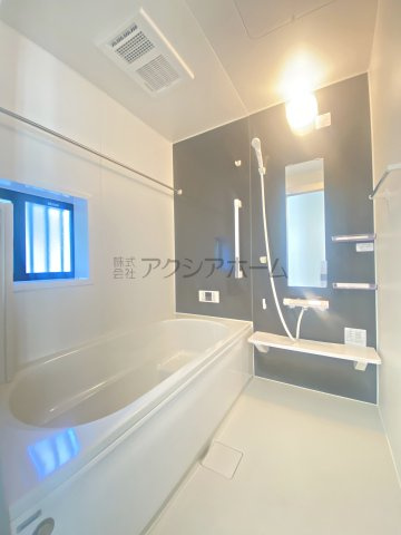 入間市黒須2丁目・全1棟　新築一戸建　～駅徒歩9分・角地～の浴室|ゆっくり寛げる1坪タイプのユニットバス。浴室換気乾燥暖房機付きです。