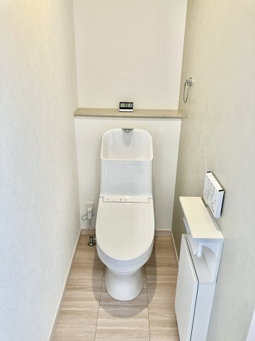新築戸建・建売　郡山市富久山町福原　スマート・ワン シティ　全4棟のトイレ|白を基調としており小窓で換気ができるので清潔感のある空間。ペーパーホルダーが2つあるのも便利です！