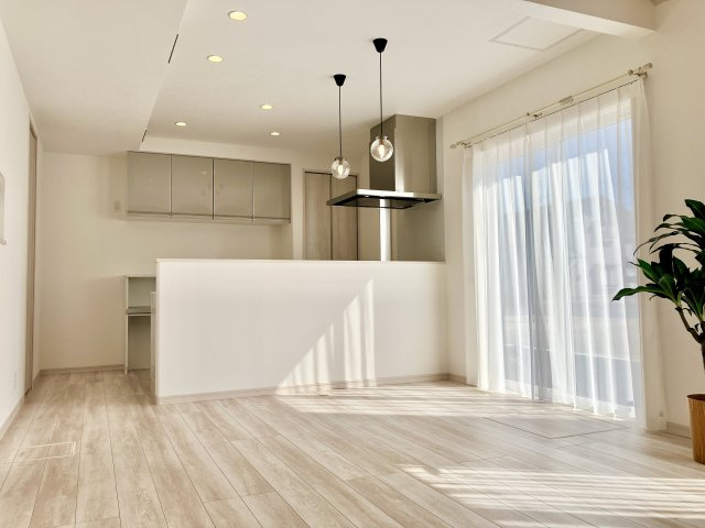 新築戸建・建売　郡山市富久山町福原　スマート・ワン シティ　全4棟の居間・リビング|キッチンの前にダイニングテーブルを設置すれば、お料理の配膳もスムーズです！
