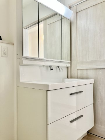新築戸建・建売　郡山市富久山町福原　スマート・ワン シティ　全4棟の独立洗面台|三面鏡洗面台で朝の身支度もしやすい＆収納力も◎洗面台に物を置かずすっきり清潔に保つことができます！
