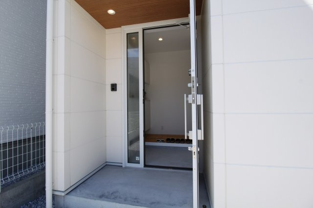 神田　中古戸建　①【未入居物件】　（全2棟）の玄関