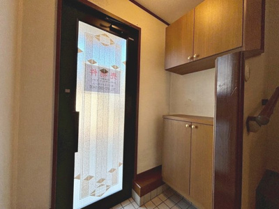 【外観】 | 浜寺石津町中３丁　中古一戸建 | 【玄関】ゆとりの玄関ですよ！シューズボックスございますので、散らかりがちな玄関も片付きますね！