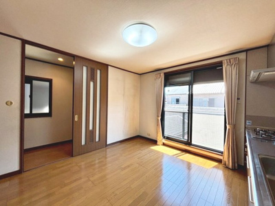 【居間・リビング】 | 浜寺石津町中３丁　中古一戸建 | 【リビング】暮らしの中心となるリビングは、家族みんなが心地よく過ごせる癒しの空間ですよ！