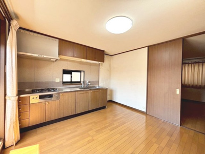 【キッチン】 | 浜寺石津町中３丁　中古一戸建 | 【キッチン】お料理に集中しやすい壁付けキッチンです！キッチンの前にも窓があるので、換気しやすく明るいキッチンです！