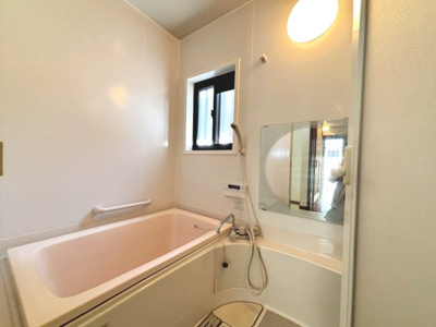 【浴室】 | 浜寺石津町中３丁　中古一戸建 | 【浴室】ゆったりとくつろげる綺麗な浴室ですよ！時間短縮でシャワーだけの方も多いですが、一日の疲れを癒すため湯船に浸かれば心身ともにリラックスできますね♪