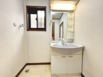 【独立洗面台】 | 浜寺石津町中３丁　中古一戸建 | 【洗面所】シャワー付きなので、朝の身支度の忙しい時間に重宝しますね♪