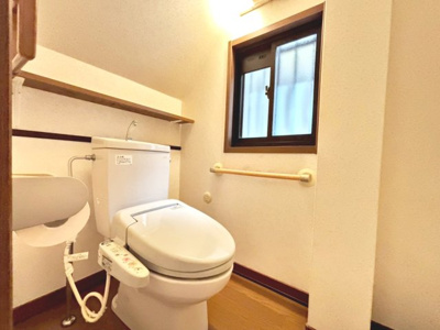 【トイレ】 | 浜寺石津町中３丁　中古一戸建 | 【トイレ２ヶ所ありますよ】温水便座洗浄便座ですので、寒い日も温かい便座で安心して使用していただけますよ♪
