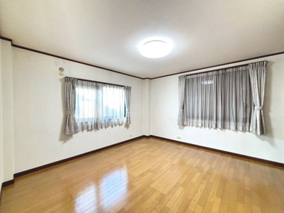 【洋室】 | 浜寺石津町中３丁　中古一戸建 | 【洋室】２面採光を確保した明るい室内は、風通しも良く、大変居心地の良い空間となっております♪爽やかな風を感じて起きる朝は、快適生活の始まりに！