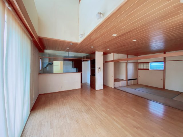 半田市更生町2丁目の居間・リビング|2F：リビング15.2帖・和室(奥)