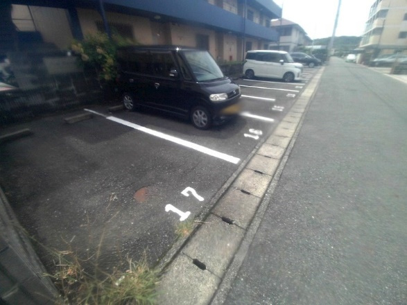 ウィングマンションの駐車場