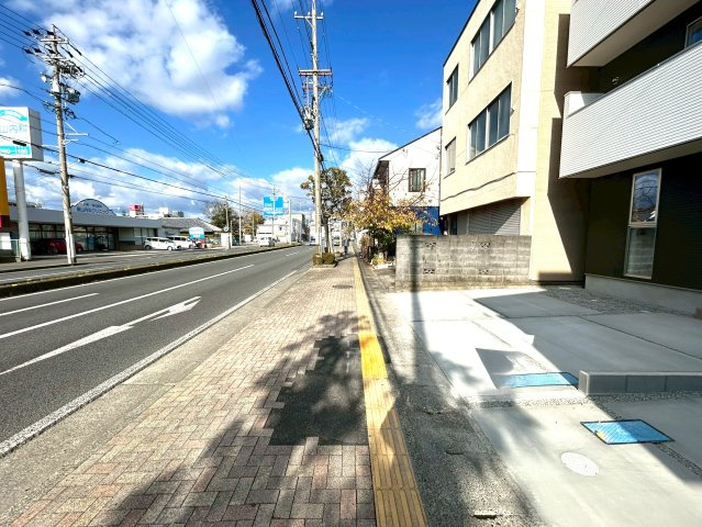 駿河区小黒二丁目　３期　新築戸建　全２棟　１号棟の前面道路含む現地写真|2025/12/9撮影
