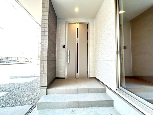 駿河区小黒二丁目　３期　新築戸建　全２棟　１号棟の玄関|2025/12/9撮影