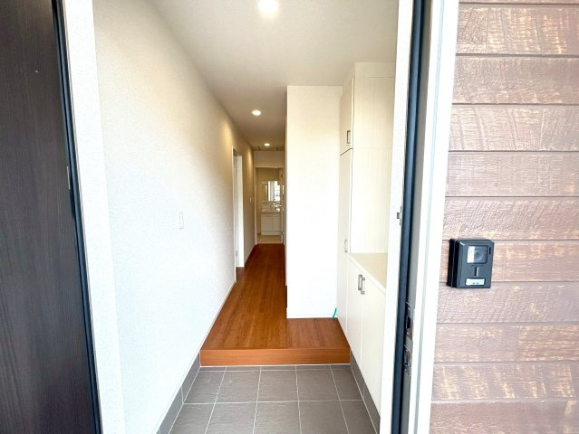 駿河区小黒二丁目　３期　新築戸建　全２棟　２号棟の玄関|2025/12/9撮影