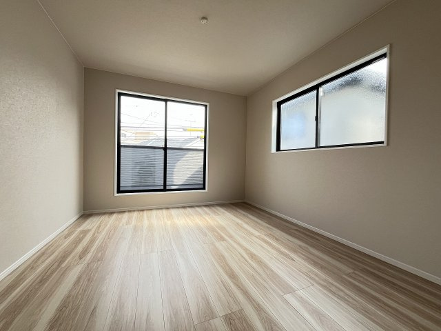 【寝室】 | 福岡市城南区長尾4丁目2期　2号棟（全4棟）【仲介手数料無料・0円】 | 現地写真。2階主寝室です。