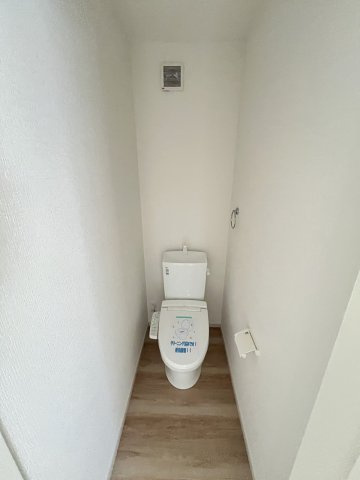 【トイレ】 | 福岡市城南区長尾4丁目2期　2号棟（全4棟）【仲介手数料無料・0円】 | 現地写真。