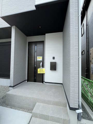 【玄関】 | 福岡市城南区長尾4丁目2期　2号棟（全4棟）【仲介手数料無料・0円】 | 現地写真。