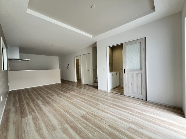 【居間・リビング】 | 福岡市城南区長尾4丁目2期　2号棟（全4棟）【仲介手数料無料・0円】 | 現地写真。