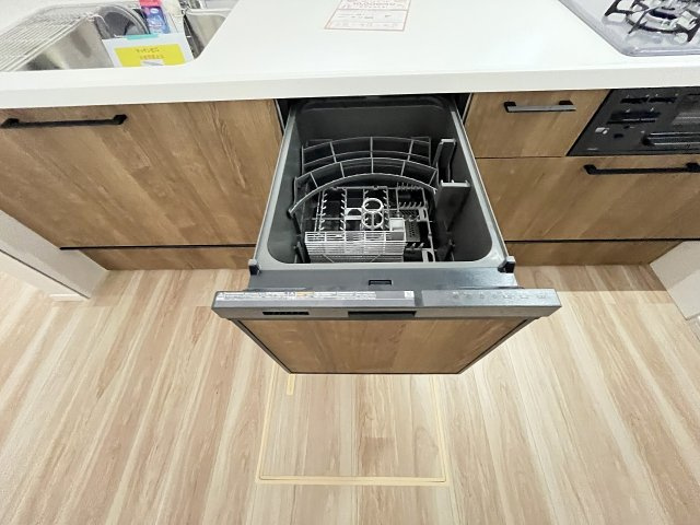 【キッチン】 | 福岡市城南区長尾4丁目2期　2号棟（全4棟）【仲介手数料無料・0円】 | 現地写真。食洗器が付いてます。