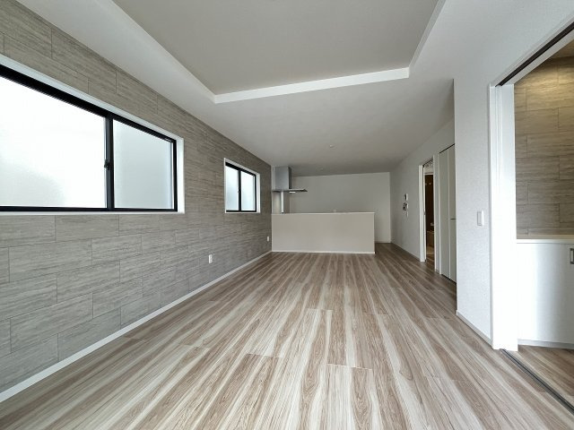 【居間・リビング】 | 福岡市城南区長尾4丁目2期　2号棟（全4棟）【仲介手数料無料・0円】 | 現地写真。リビングです。