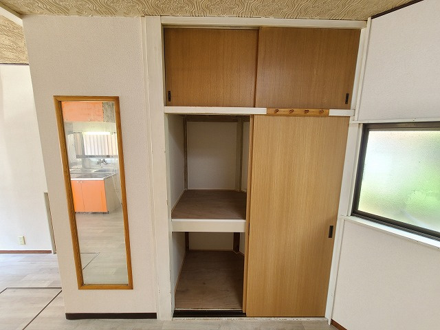 飯原町貸家の収納|★１階・リビングに押し入れ収納を設置しています★