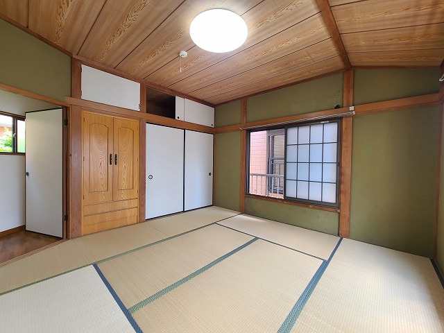 飯原町貸家の和室|★明るい日差しが入る和室８帖の画像です★