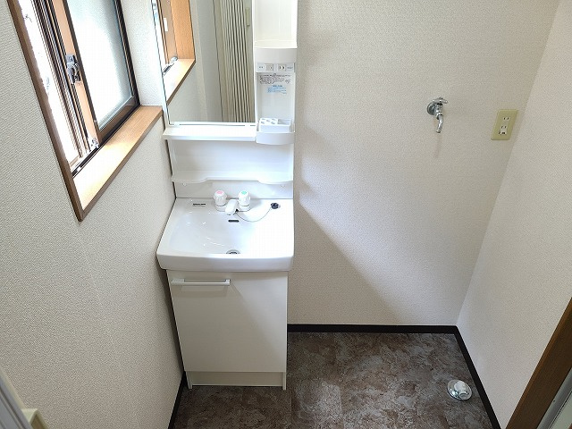 飯原町貸家の独立洗面台|★独立洗面台＆室内洗濯機置場あり★